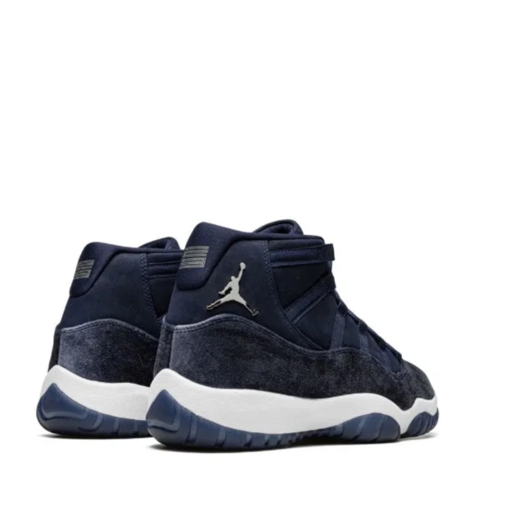 Air Jordan 11 Velvet "Midnight Navy" sneakers